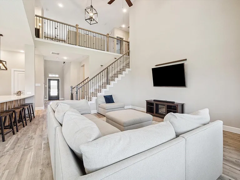 11718 Lost Maples Springs Dr — Photo 10