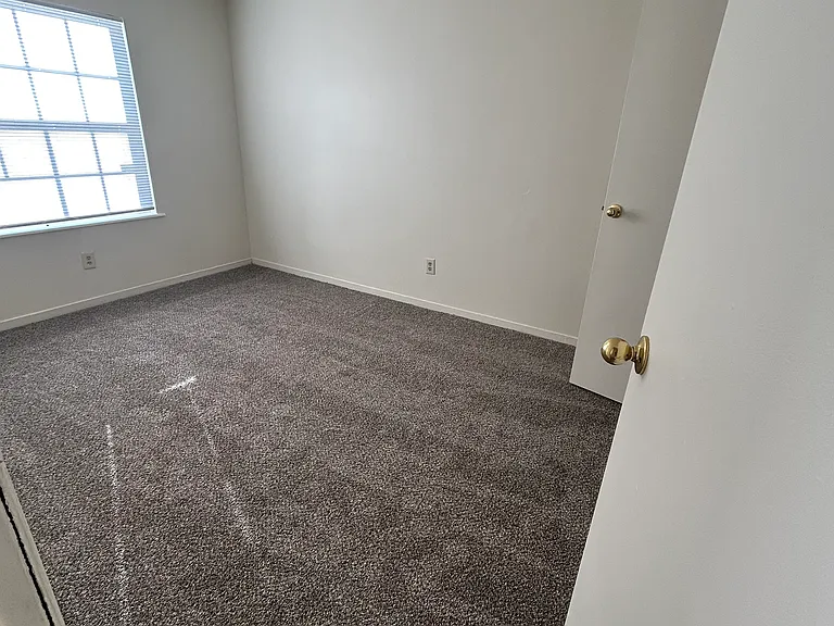 Lakeside Apartments at Walnut Hills — Photo 20