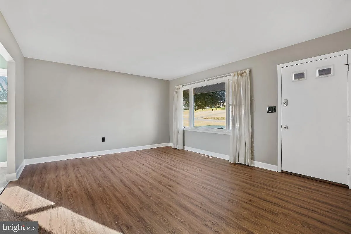 5 bed, 1692 sqft, $3,800 — Photo 4