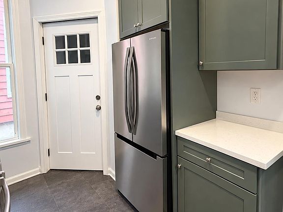 5th image of 110 Garden St #1