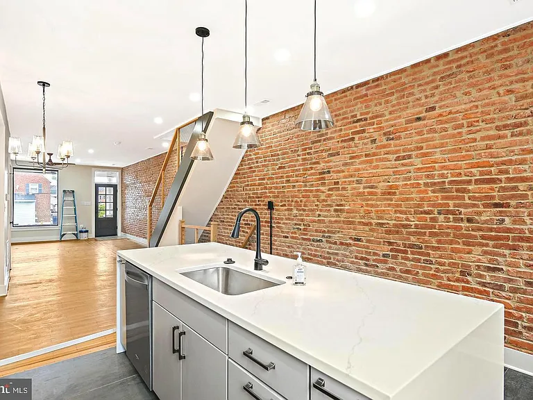 1327 W 42nd St — Photo 15