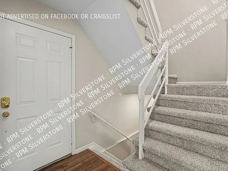 452 Farmridge Ct — Photo 4