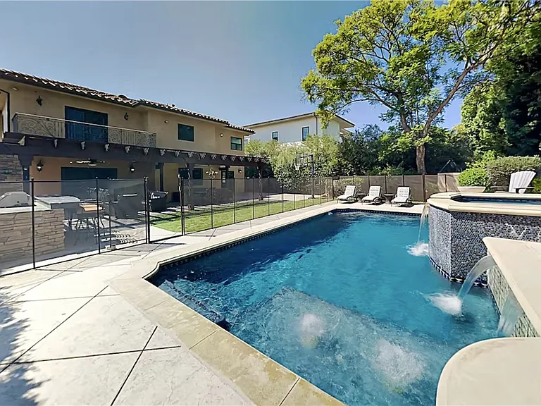 12403 Erwin St — Photo 31