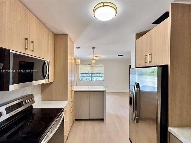 910 SW 9th St — Photo 2
