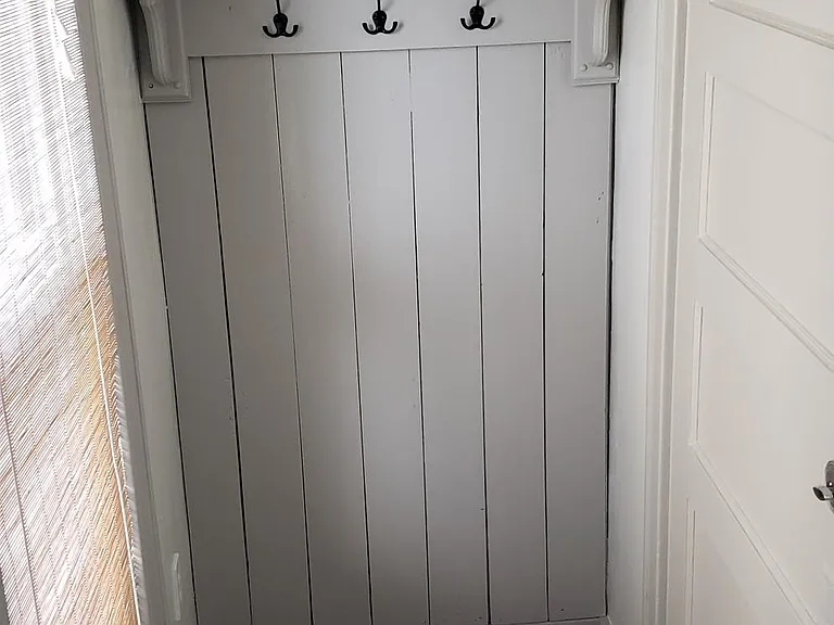 Entrance with storage and coat hooks