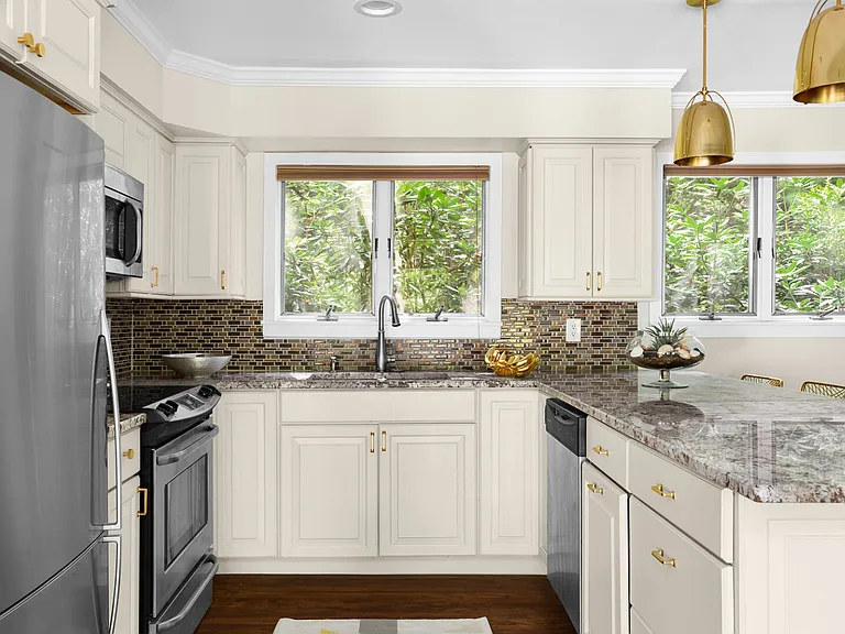 39 Montauk Ave — Photo 11