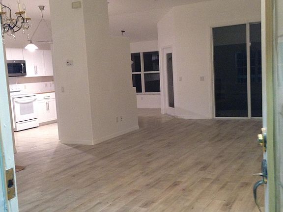 5th image of 225 Country Circle Dr E