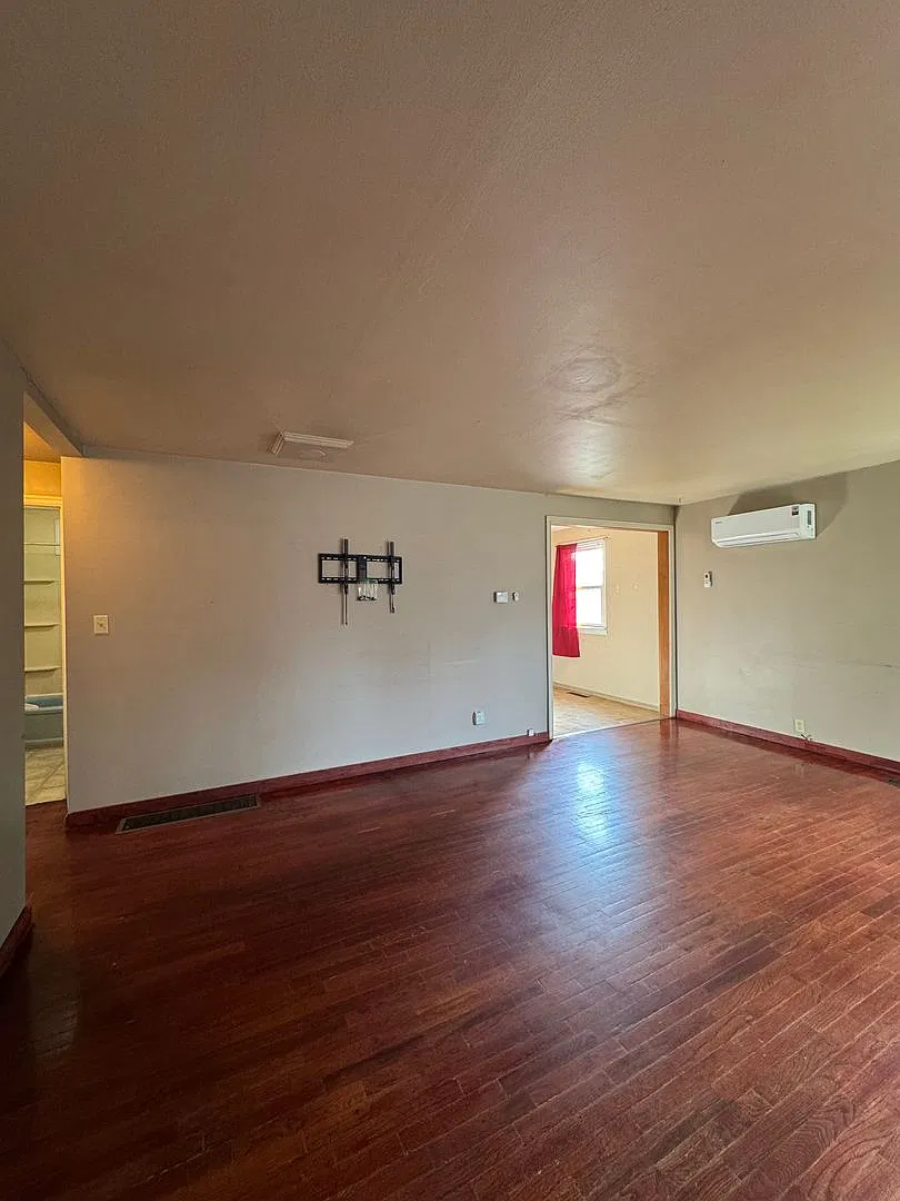 Cozy 2-Bedroom Pet-Friendly Home for Lease — Photo 2