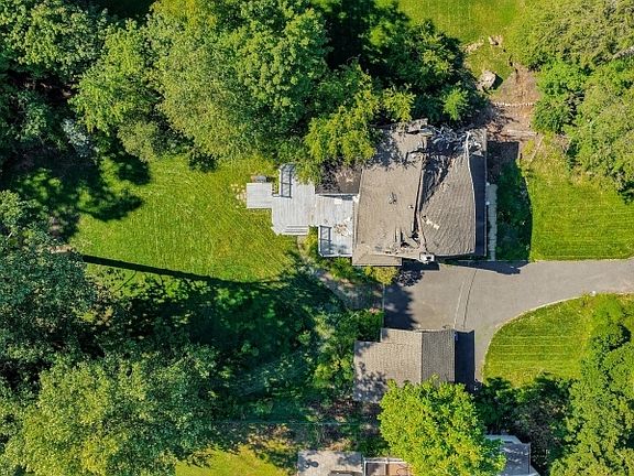 4th image of 153 Hunter Ave