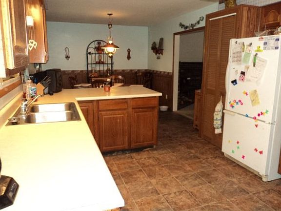 Kitchen w/ brand new flooring!!