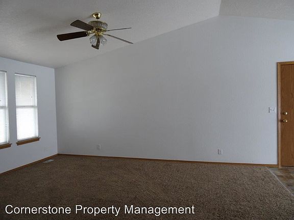 5th image of 560 W Waterbury Dr