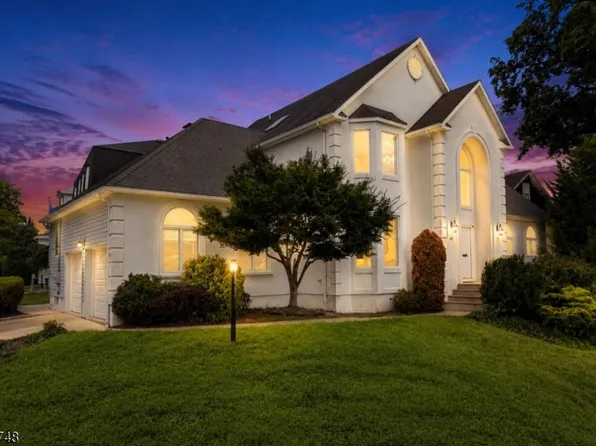 907 Colonia Rd, Elizabeth City, NJ 07208