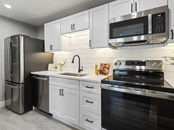 5 Washington St APT C2, Reading, MA 01867