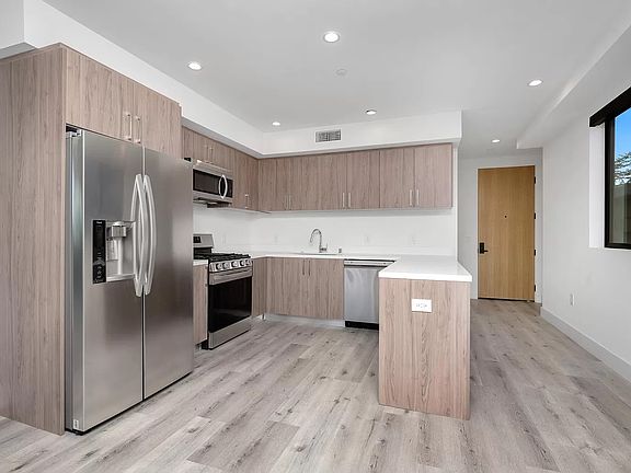 2nd image of 5923 Laurel Canyon Blvd #302
