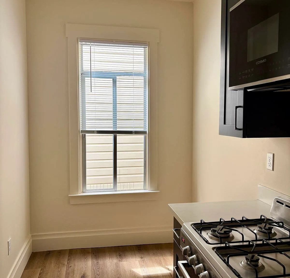 Studio, 300 sqft, $2,650 — Photo 3