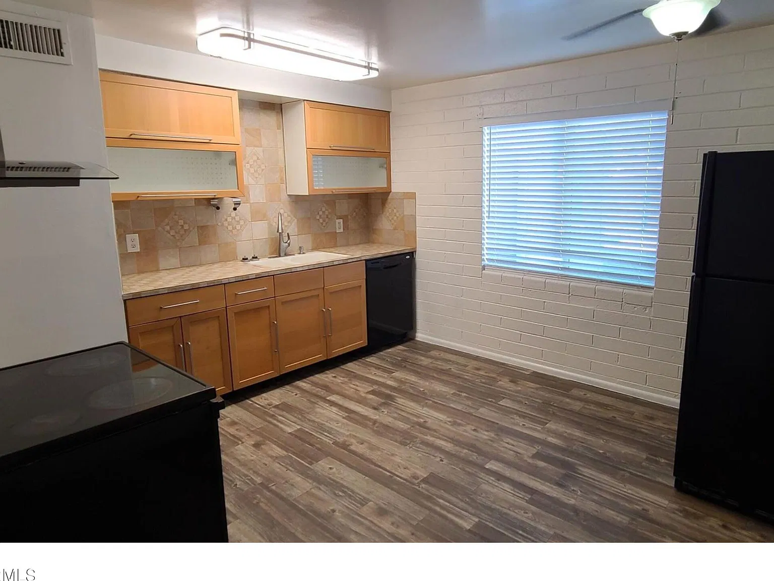 2 bed, 800 sqft, $1,600 — Photo 2