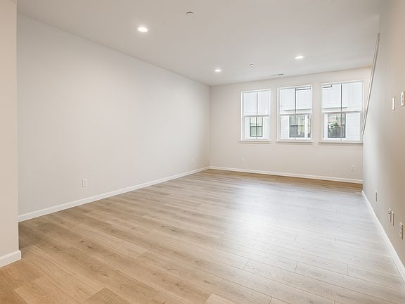 4th image of 12120 127th Avenue Ct E