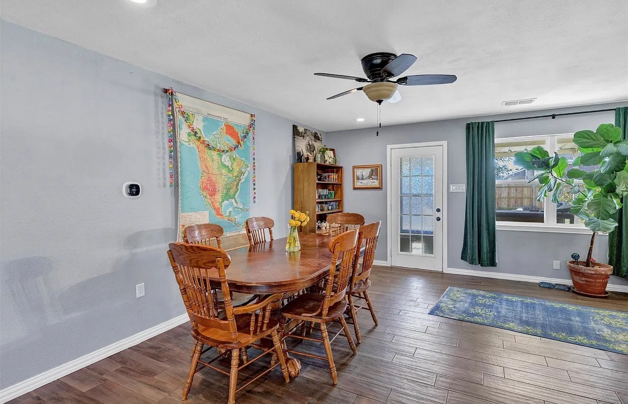 5 bed, 3300 sqft, $3,500 — Photo 2