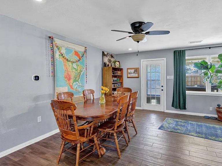 406 N Oak Ln — Photo 2