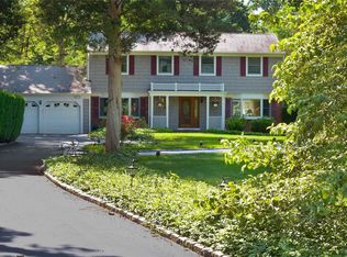 6 Pleasantview Ct, Huntington, NY 11743