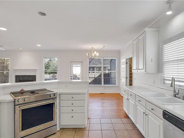 112 Newfield St — Photo 8