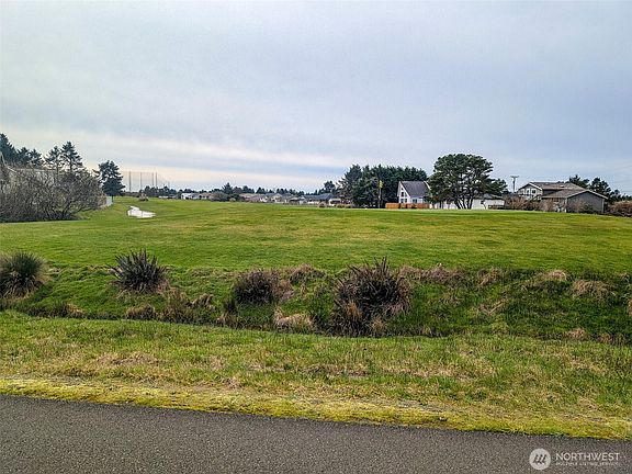 5th image of 572 Puffin Avenue NE
