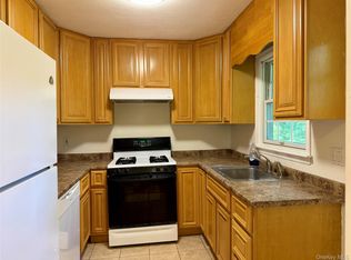 7 Gables Ct, Dix Hills, NY 11746