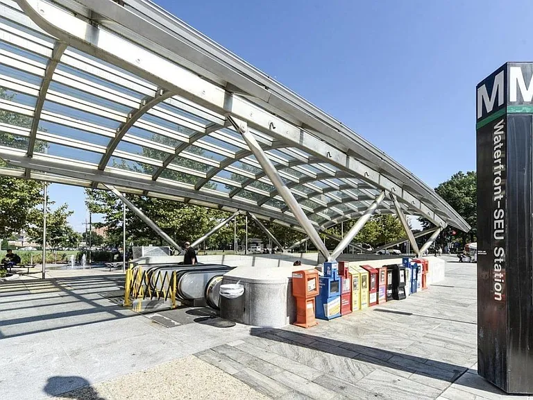 Waterfront metro -- 5-7 minute walk from condo building