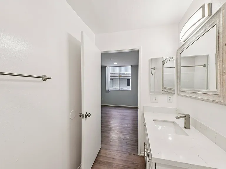 310 Virgil — Photo 19