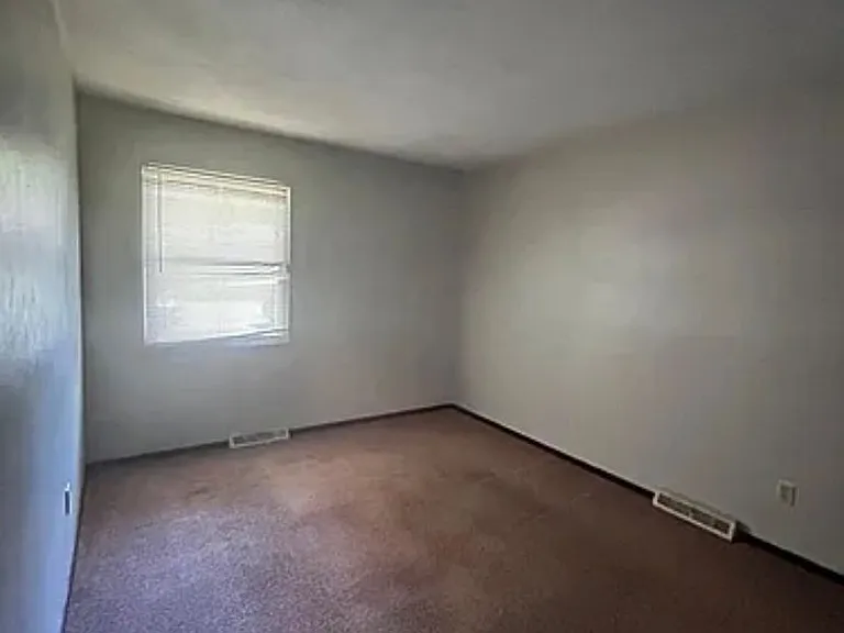 100 & 102 Derbyshire Dr — Photo 6