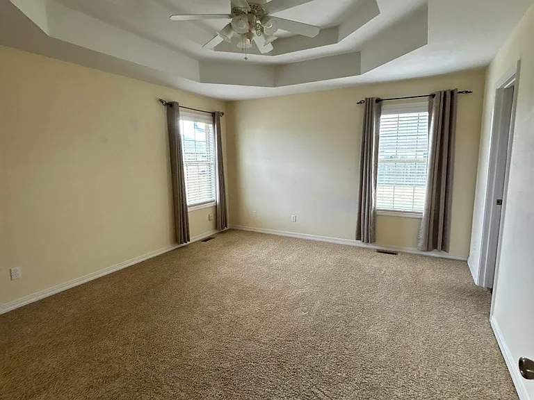 812 E Spring Dr — Photo 7
