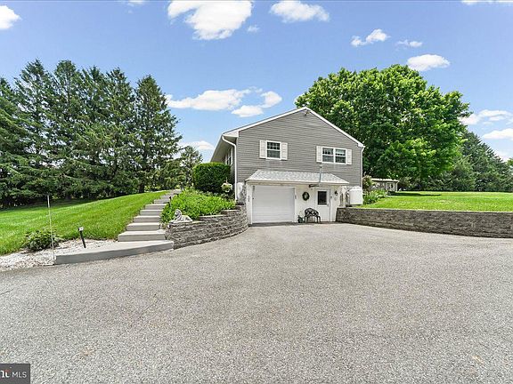 3rd image of 207 W Woodview Rd