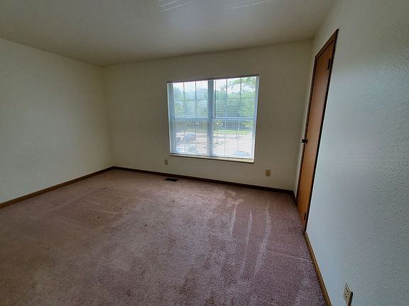 4th image of 612 E Campus Dr #31722E881