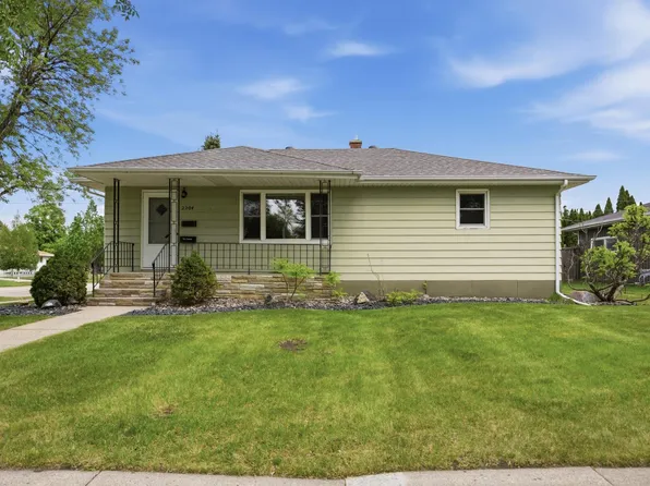 2204 7th St S, Moorhead, MN 56560