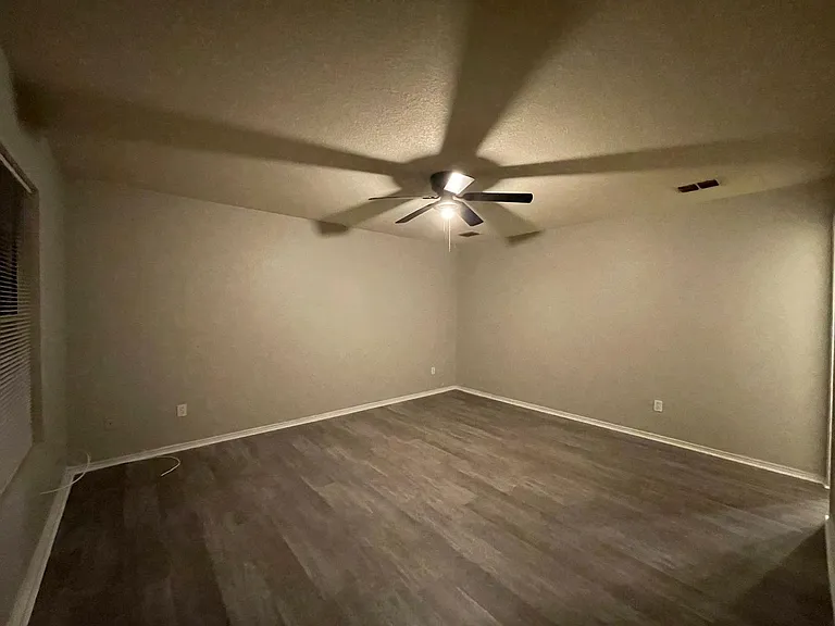 1512 Queens Brook Ln — Photo 15