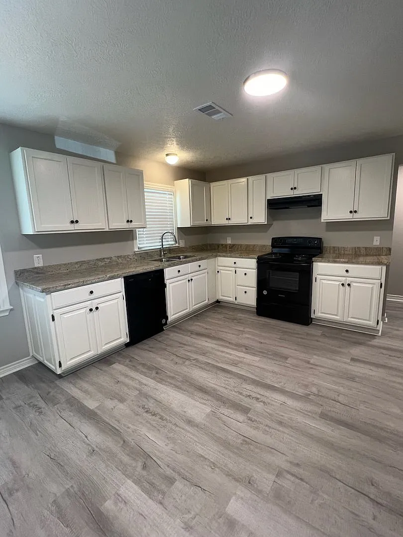 3 Bed, 2 Bath House PNGISD — Photo 4