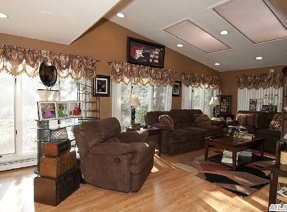 5th image of 28 Tree Hollow Ct
