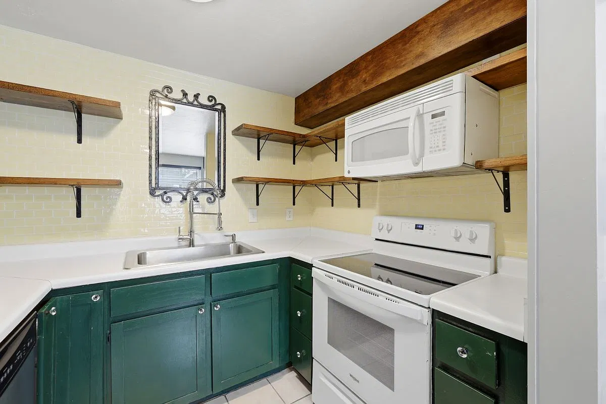 2 bed, 1.0 bath, 618 sqft, $1,700 — Photo 4