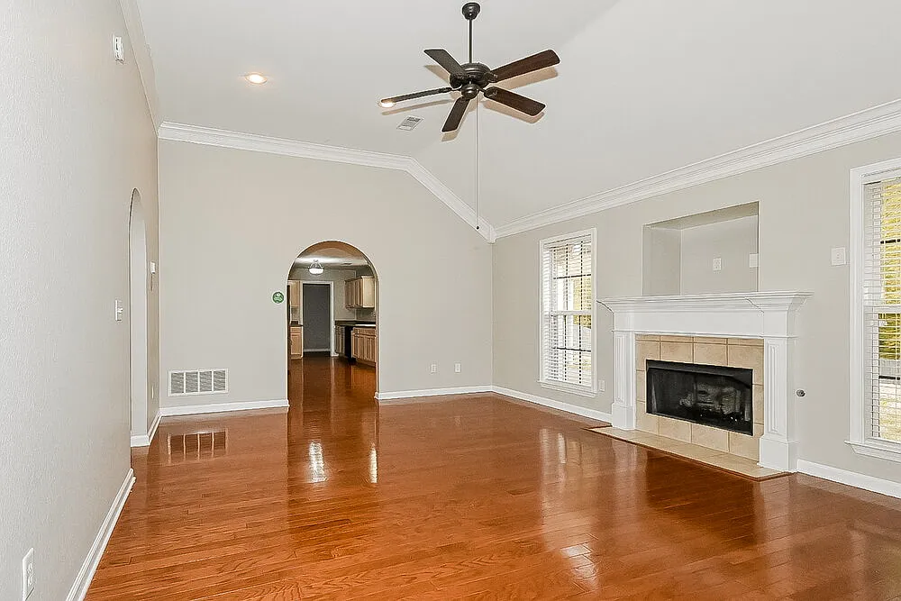 3 bed, 2.0 bath, 1895 sqft, $2,070 — Photo 4