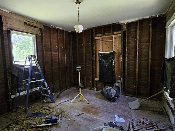 5th image of 312 W Green St