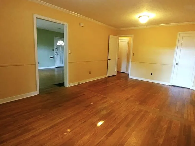 Dining Room that can fit a ping pong table/pool table