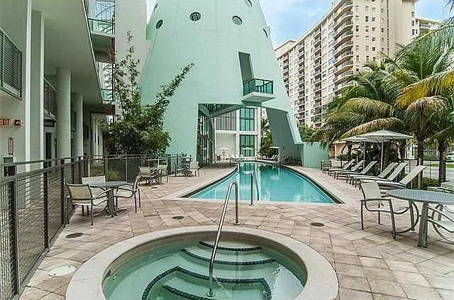 2 bed, 1700 sqft, $5,490 — Photo 2
