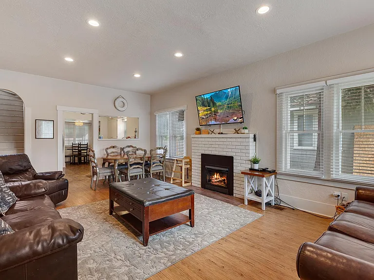 717 E Lakeside Ave — Photo 2