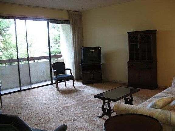3rd image of 320 Elm St APT 209