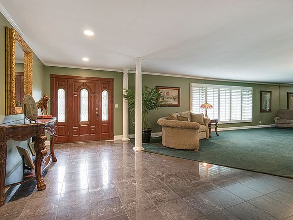 5th image of 2323 S Circle Dr