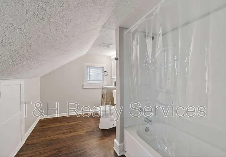 926 W 32nd St — Photo 28
