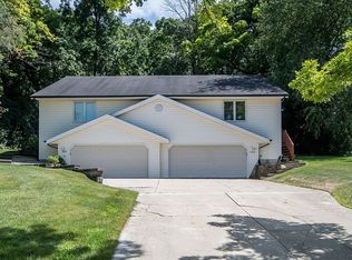 2552 Pebble Valley Rd, Waukesha, WI 53188