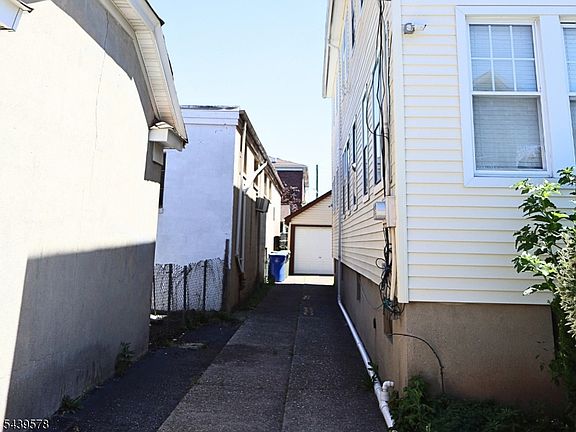 5th image of 313 Ashton Ave