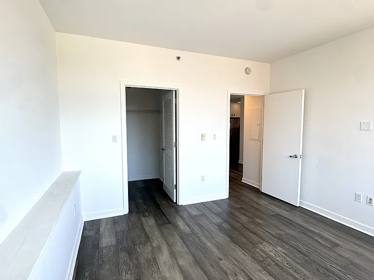 260 King St #809 — Photo 18