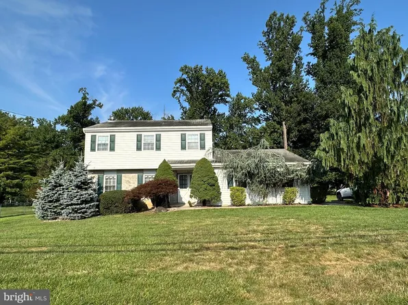 811 Wright Dr, Maple Glen, PA 19002